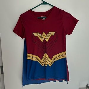 Wonder Woman Tee with detachable cape, medium